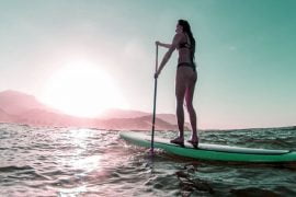 femme qui fait du paddle en mer